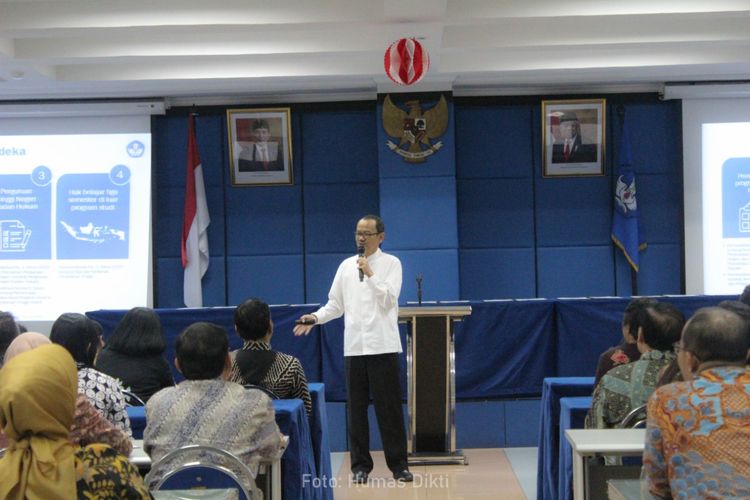 Nizam menjadi pembicara dalam sosialisasi tentang kebijakan Kampus Merdeka kepada pimpinan perguruan tinggi di bawah pembinaan Lembaga Layanan Pendidikan Tinggi Wilayah III di Aula Ki Hajar Dewantara Lembaga Layanan Pendidikan Tinggi Cawang Jakarta Timur, Kamis ( 20/2/2020)
