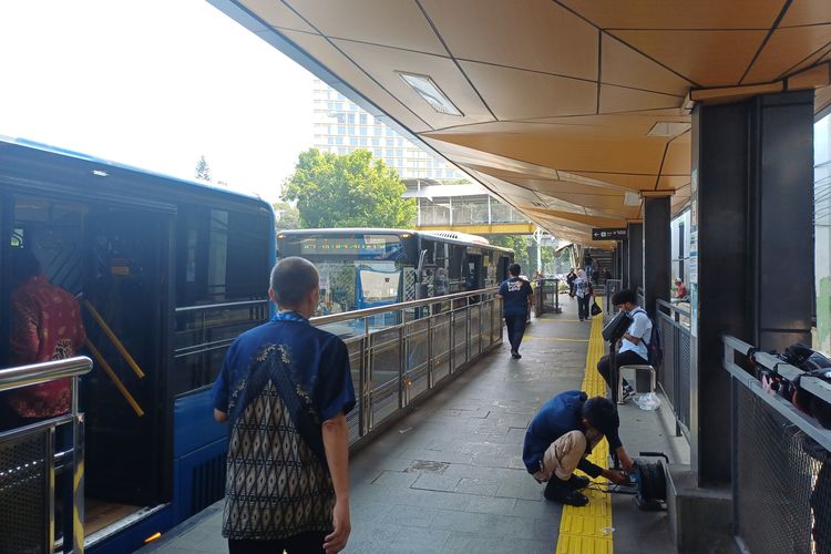 Halte Transjakarta Palmerah Kembali Beroperasi Setelat Sempat Tutup Imbas Demo