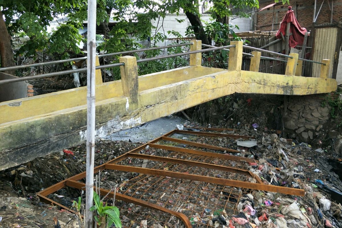 Tampak jaring sampah di Kali Blancong, Desa Setia Asih, Tarumajaya, Kabupaten Bekasi jebol, Minggu (20/1/2019).