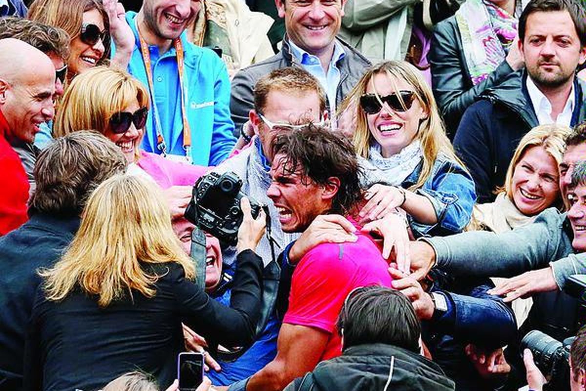 Rafael Rafa Nadal merayakan kemenangannya di Perancis Terbuka, Paris, bersama keluarga dan kerabat. Nadal meraih gelar di arena itu setelah mengalahkan musuh besarnya, Novak Djokovic, Senin (11/6).