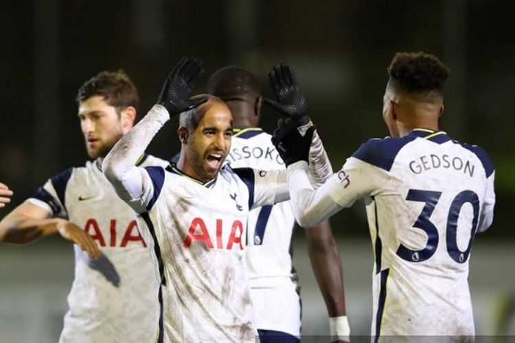 Ekspresi Lucas Moura (tengah) saat merayakan gol pada laga putaran ketiga Piala FA yang mempertemukan Marine vs Tottenham Hotspur di The Marine Travel Arena, Minggu (10/1/2021) atau Senin dini hari WIB.