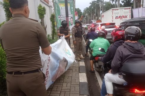 Baliho Roboh Timpa Pengendara Motor di Pondok Indah karena Penyangga Patah