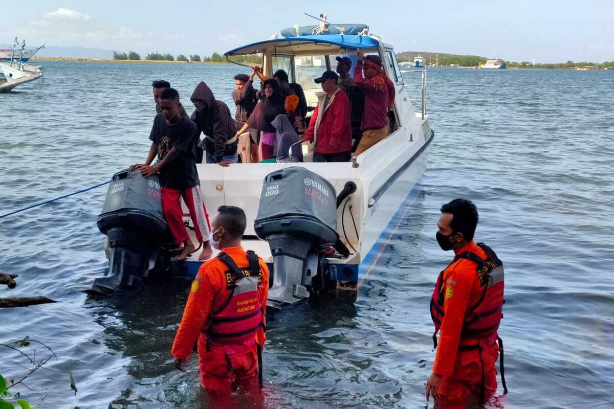 Suasana evakuasi 9 orang terjebak di Gili Kondo