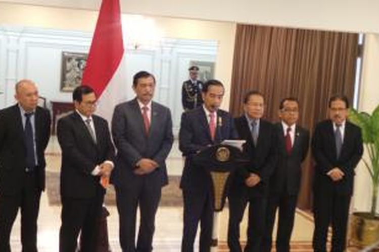 Presiden Joko Widodo bersama Kepala Staf Presiden Teten Masduki, Sekretaris Kabinet Pramono Anung, Menkopolhukam Luhut Binsar Pandjaitan, Menko Kemaritiman RizalRamli, Menteri Sekretaris Negara Pratikno, dan Menteri Perencanaan Pembangunan Nasional Sofyan Djalil (kiri-kanan) mengggelar jumpa pers di Bandara Udara Halim Perdanakusuma, Jakarta, Rabu (2/12/2015).