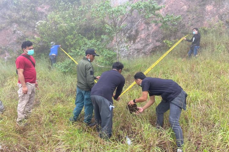 Para petugas kepolisian memasang garis polisi di lokasi korban terjatuh di lereng Gunung Batur, Kintamani, Bangli, Bali, pada Minggu (8/5/2022). /Dok.Humas Polres Bangli