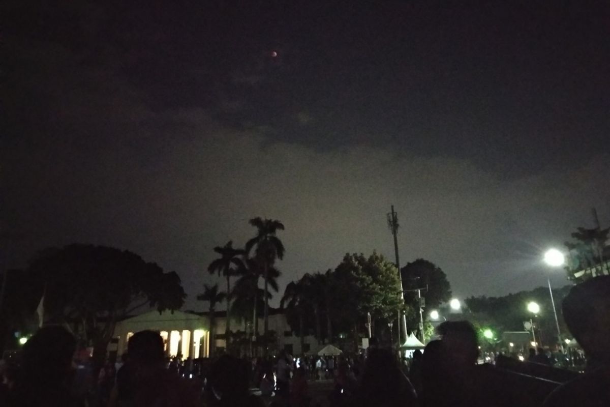 Bulan kembali terlihat dari Kota Tuu, Rabu (31/1/2018). Proses pengamatan gerhana sempat terhalang awan tebal