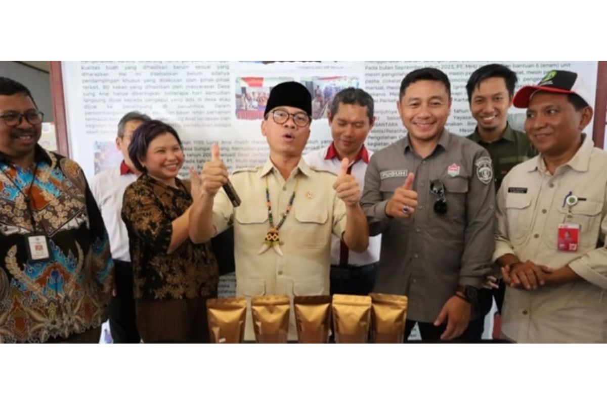 Menteri Desa dan Pembangunan Daerah Tertinggal (tengah) Yandri Susanto bersama Presiden Direktur MHU Margareta (kedua dari kiri) menunjukkan produk cokelat olahan dari Desa Lung Anai, Kalimantan Timur, Sabtu (7/12/2024).
