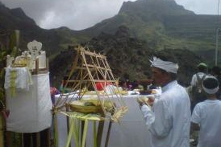 Umat Hindu di Kediri, Jawa Timur, menggelar upacara Giri Kerti di kawasan puncak Gunung Kelud, Sabtu (16/11/2013).