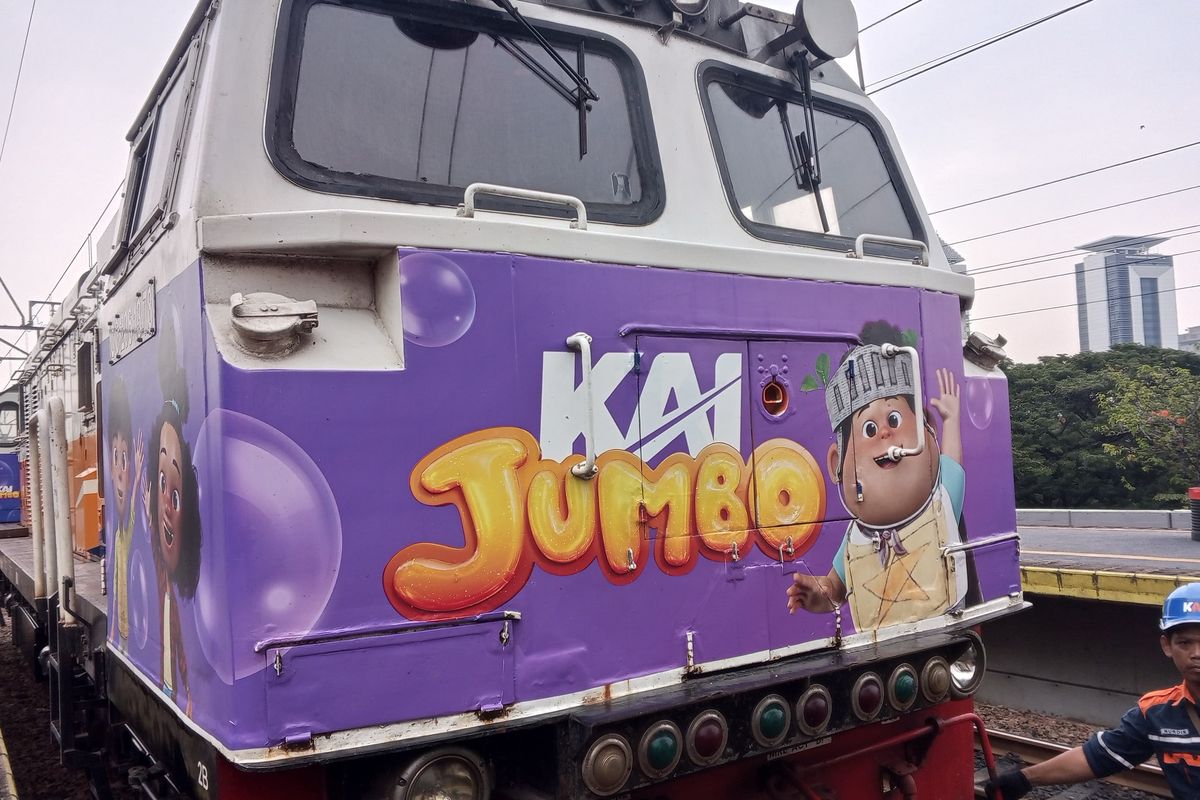 PT Kereta Api Indonesia (KAI) (Persero) bekerja sama dengan Kementerian Ekonomi Kreatif (Kemenekraf) Republik Indonesia serta rumah produksi Visinema menghadirkan karakter animasi lokal Jumbo ke dalam layanan kereta api. 
