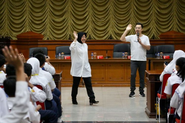 Dennis Adhiswara dan Wali Kota Risma pada acara pengenalan industri kreatif kepada pelajar di Surabaya.