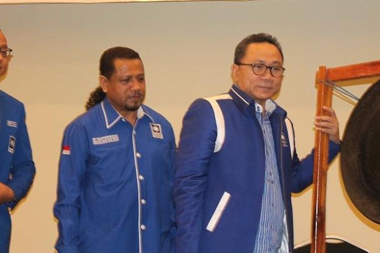 Ketua Umum DPP PAN Zulkifli Hasan (Kanan) Eurico Guterres (Tengah) saat membuka kegiatan musyawarah wilayah IV DPW PAN Nusa Tenggara Timur (NTT) di Hotel Neo Aston, Kota Kupang, NTT, Jumat (12/6/2015) malam.