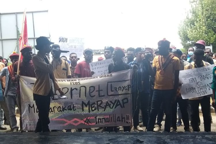 Mahasiswa berdemo di kantor Telkomsel Merauke protes jaringan internet yang putus selama sebulan. 