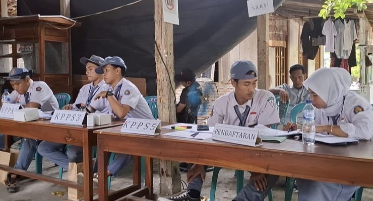 Petugas KPPS di Kendal Kenakan Seragam SMA untuk Pilkada 2024
