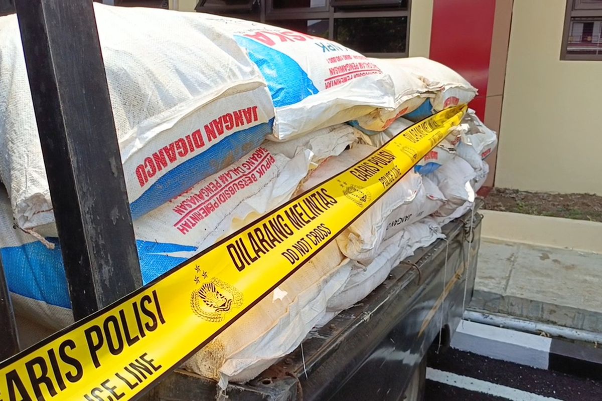 Kapolresta Bandung Kombes Pol Kusworo Wibowo saat melakukan gelar perkara terkait kasus penjualan pupuk bersubsidi yang tak sesuai aturan, di Mapolresta Bandung, Selasa (13/11/2024)