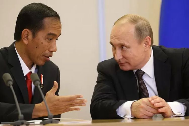 Presiden Rusia Vladimir Putin (kanan) mendengarkan Presiden Indonesia Joko Widodo (kiri) selama pertemuan mereka di Sochi, Rusia, 18 Mei 2016.