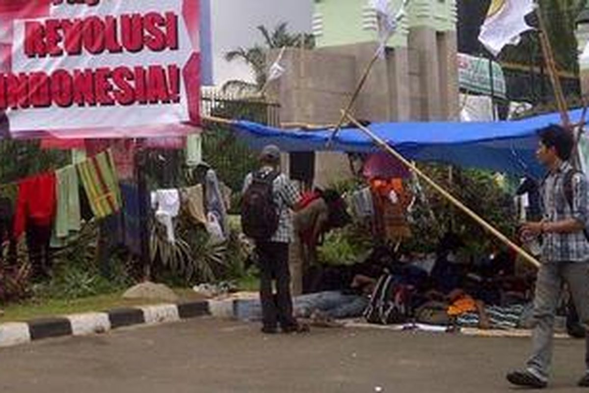 Ilustrasi : Situasi di depan gerbang Gedung DPR RI, Sabtu (17/12/2011) yang menjadi lokasi bermalam pengunjuk rasa masyarakat Suku Anak Dalam 113 asal Jambi dan ratusan petani asal Riau dan Lampung.