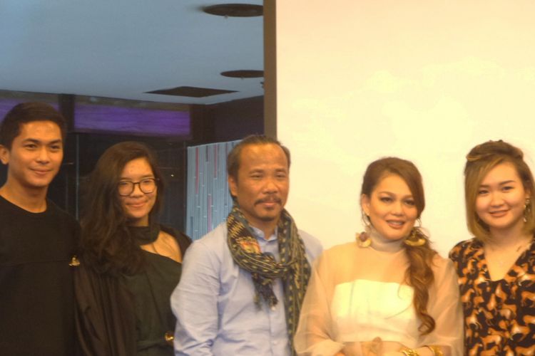 Desainer kondang Ali Charisma (ketiga dari kiri), Principal & Director of Istituto di Moda Burgo Indonesia Jenny Yohana Kansil, serta empat desainer dari Istituto di Moda Burgo, Selasa (23/1/2018).