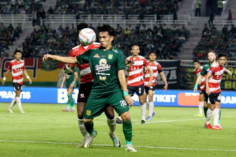 Pemain Persebaya Surabaya Wildan Ramdhani Nugraha saat mengontrol bola pada pekan ke-29 Liga 1 2203-2024 melawan Madura United yang berakhir dengan skor 0-0 di Stadion Gelora Bung Tomo Surabaya, Rabu (13/3/2024) malam.