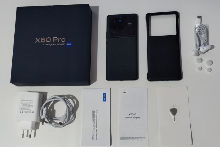 Kotak kemasan Vivo X80 Pro berisi pengisi daya FlashCharge 80 Watt, kabel USB A ke USB C, earphone dengan konektor USB Type C, dua pasang eartips cadangan, hard-case, SIM card ejector tool, serta buku petunjuk dan kartu garansi.