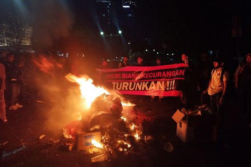 Demo di KPU, Massa Bakar Sampah Sambil Bawa Banner 