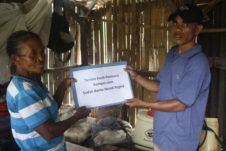 Foto : Jurnalis Kompas.com, Nansianus Taris memberikan donasi kepada Nenek Regina Anut, di kediaman nenek Regina di Kampung Nua Rutung, Desa Paka, Kecamatan Satarmese, Kabupaten Manggarai, NTT, Selasa (4/10/2022).