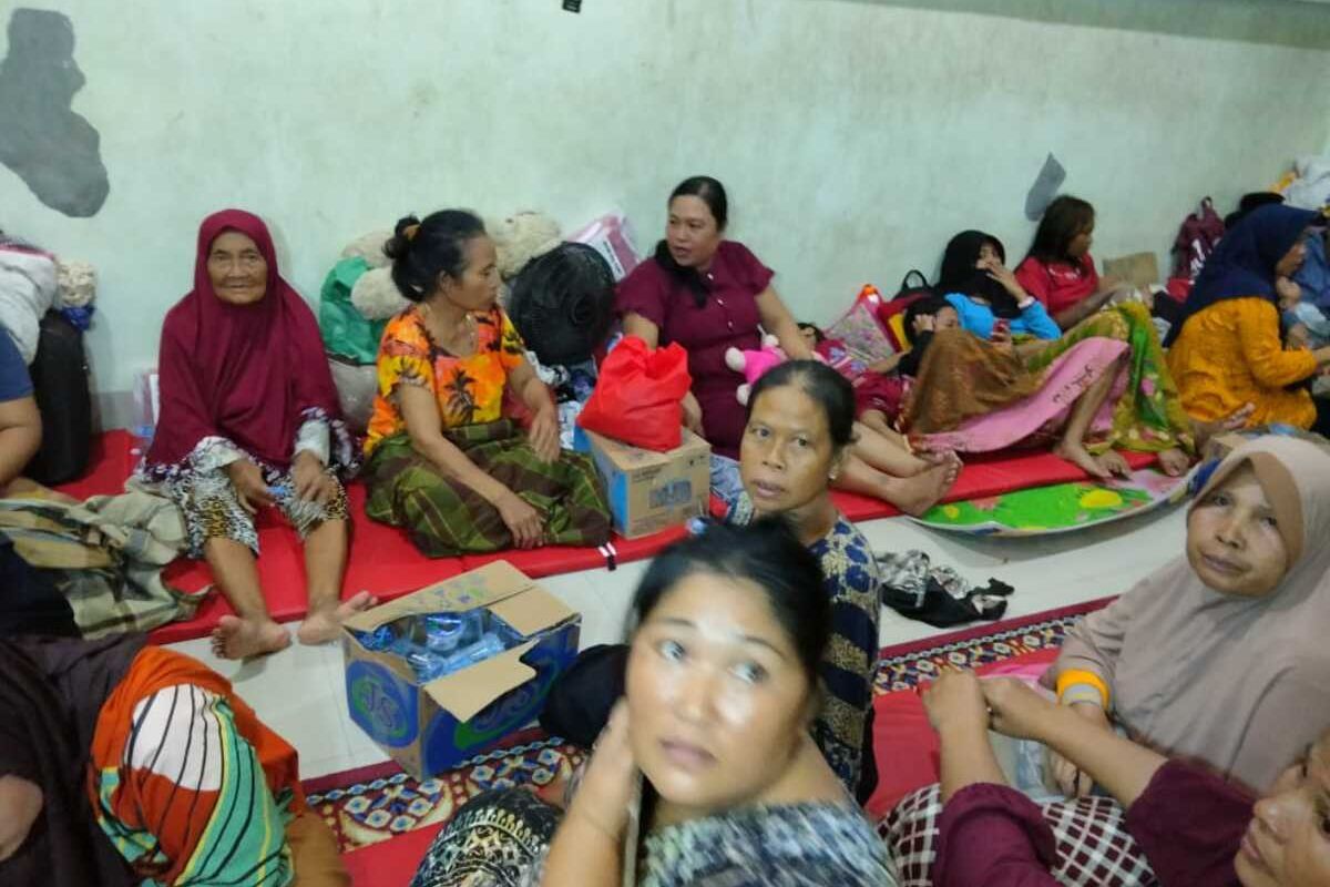 Ratusan warga di kawasan bantaran Sungai Jeneberang, di Jalan Mallengkeri 3, Kecamatan Tamalate, Kota Makassar, Sulsel, yang mengungsi di masjid setempat, Selasa (11/2/2025) malam.