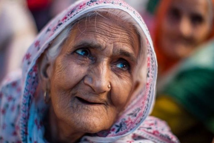 Bilkis Bano, seorang nenek yang tinggal di Shaheen Bagh, kawasan berpenduduk Muslim di New Delhi, India. Nenek Bilkis masuk dalam daftar 100 orang paling berpengaruh versi  majalah Times karena dianggap wajah protes damai  kalangan Muslim atas UU Kewarganegaraan India yang profesional.