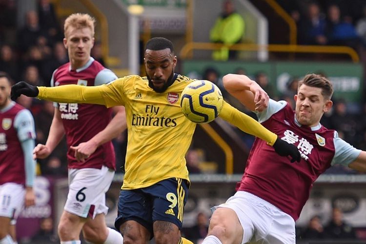 James Tarkowski (kanan) berduel dengan Alexandre Lacazette (tengah) pada laga Burnley vs Arsenal dalam lanjutan pekan ke-25 Liga Inggris di Stadion Turf Moor, Minggu 2 Februari 2020.