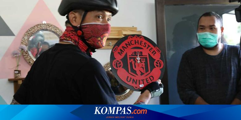 Saat Ganjar Semringah Temukan Kerajinan Berbentuk Logo MU dari Limbah Kayu