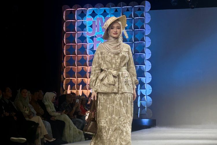 Penyanyi Inara Rusli tampil dalam Busana koleksi Ayu Dyah Andari bertajuk ‘Sora’ di Jakarta Modest Fashion Week 2026, di Jakarta Selatan, Kamis (7/11/2025).
