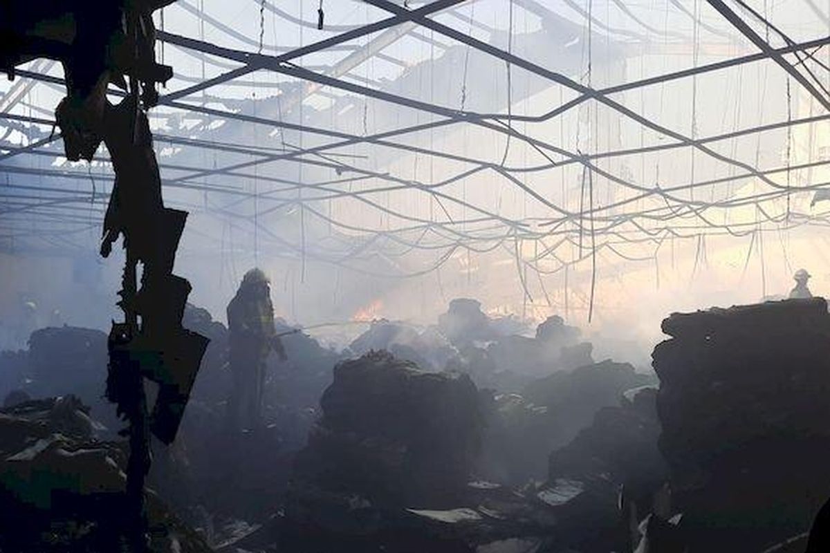 Petugas pemadam kebakaran saat melakukan pendinginan di pabrik yang terbakar di Jalan Nanjung, Kelurahan Utama, Kecamatan Cimahi Selatan, Kota Cimahi, Senin (15/5/2023) dini hari. 