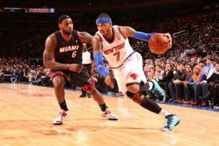 Pemain New York Knicks, Carmelo Anthony (kanan) mencoba melewati pemain Miami Heat, LeBron James, pada lanjutan kompetisi NBA di Madison Square Garden, New York City, Kamis (09/01/2014).