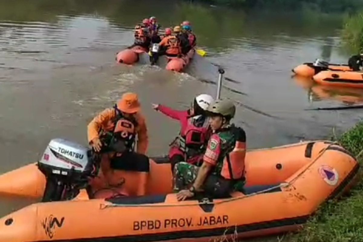 Tim SAR gabungan mencari korban tenggelam di Sungai Citanduy, Kecamatan Langensari, Kota Banjar, Jawa Barat, Rabu (12/3/2025).