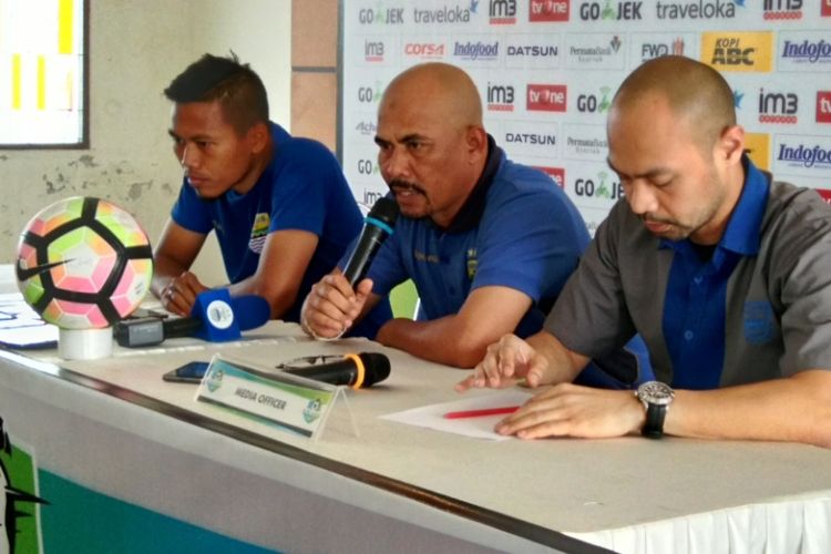Caretaker Persib Bandung Herrie Jose Setiawan saat diwawancarai di Graha Persib, Jalan Sulanjana, Jumat (4/8/2017).