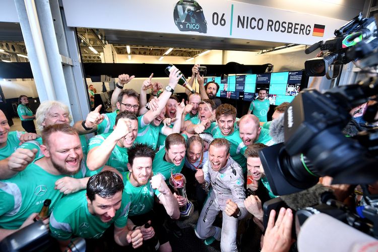 Pebalap Mercedes AMG Petronas F1 Team asal Jerman, NIco Rosberg, merayakan bersama tim setelah memenangi balapan GP Eropa di Sirkuit Baku City, Minggu (19/6/2016).