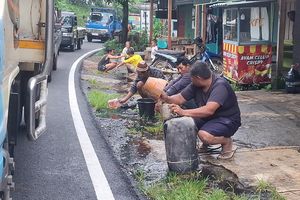 Kecelakaan Kalijambe Purworejo, Warga Berebut Tampung Solar dari Truk Tangki Terguling