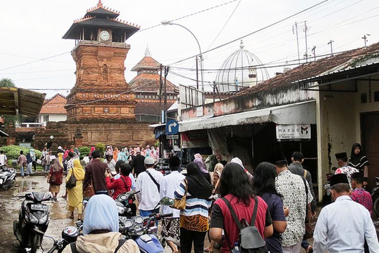 Menara Kudus di kota Kudus, Jawa Tengah, Minggu (7/5/2017), yang terus mendapat kunjungan peziarah dari luar kota.