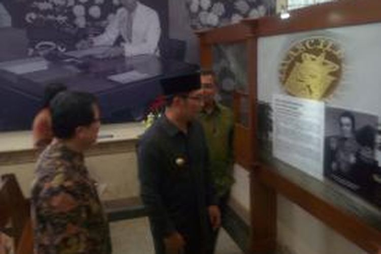 Wali Kota Bandung, Ridwan Kamil, meresmikan alih fungsi Gedung eks De Javasche Bank di Jalan Braga, Kota Bandung yang sebelumnya dipakai sebagai Kantor Perwakilan Bank Indonesia (BI) Wilayah VI (Jawa Barat & Banten) menjadi museum dan bangunan cagar budaya, Senin (26/5/2014).