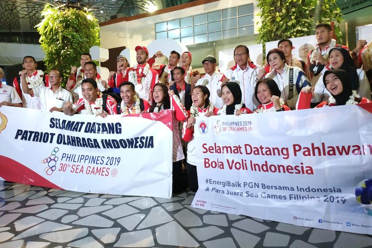 Tim bola voli indoor Indonesia yang tampil pada SEA Games 2019 disambut oleh rombongan PP PBVSI di Bandara Soekarno-Hatta, Tangerang, Rabu (11/12/2019) malam.