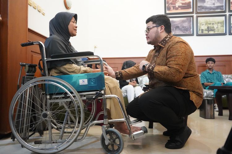 Bupati Kediri Hanindhito Himawan Pramana saat memberikan bantuan alat bantu mobilitas kepada penyandang disabilitas di Wisma Tamu Canda Bhirawa, Kediri, Senin (2052024). 
