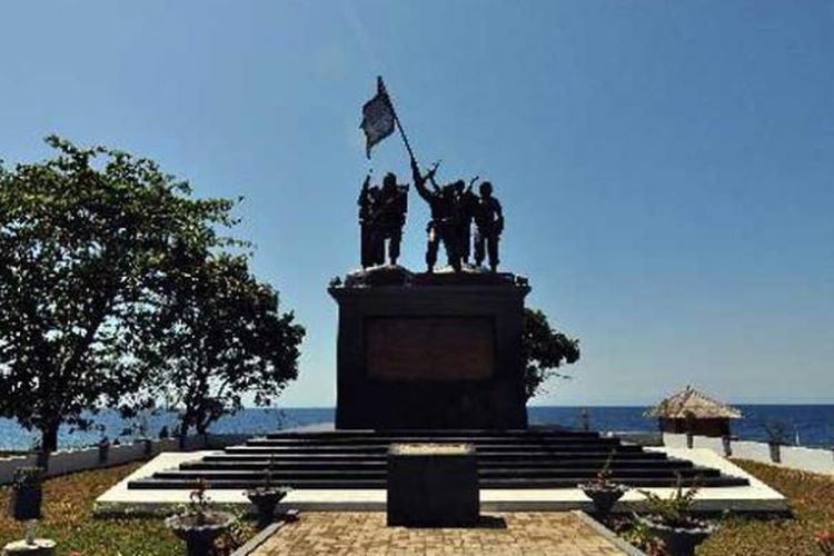 Patung berupa empat tentara Indonesia dalam keadaan berperang dan satu wanita selaku wartawan atau yang disebut juga patung trikora sudah siap untuk diresmikan oleh presiden pada acara puncak sail Morotai , Morotai, Maluku Utara, Jumat (14/9/2012). Sebelumnya patung tersebut mengalami patah pada bagian genggaman tangan yang memegang tiang bendera sudah diperbaiki dan siap untuk diresmikan.