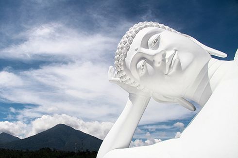 Patung Buddha Tidur di Vihara Dharma Giri Tabanan, Terbesar di Bali