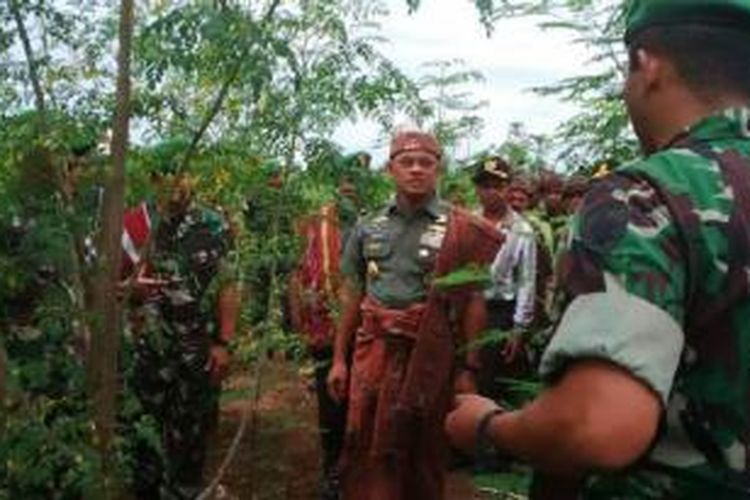 KSAD Jenderal Gatot Nurmantyo sedang meninjau Kebun Kelor di Mamsena, Kecamatan Insana Tengah, Kabupaten Timor Tengah Utara (TTU), Nusa Tenggara Timur (NTT), Kamis (1/1/2015)