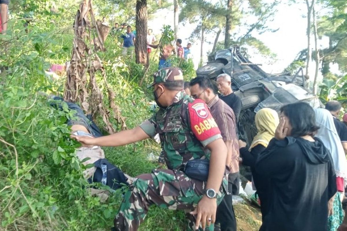 Babinsa Koramil 12/Bantarkawung, bersama warga membantu proses evakuasi kecelakaan mobil pikap terjun ke jurang di Desa Pangebatan, Kecamatan Bantarkawung, Kabupaten Brebes, Jawa Tengah, Kamis (21/7/2022).