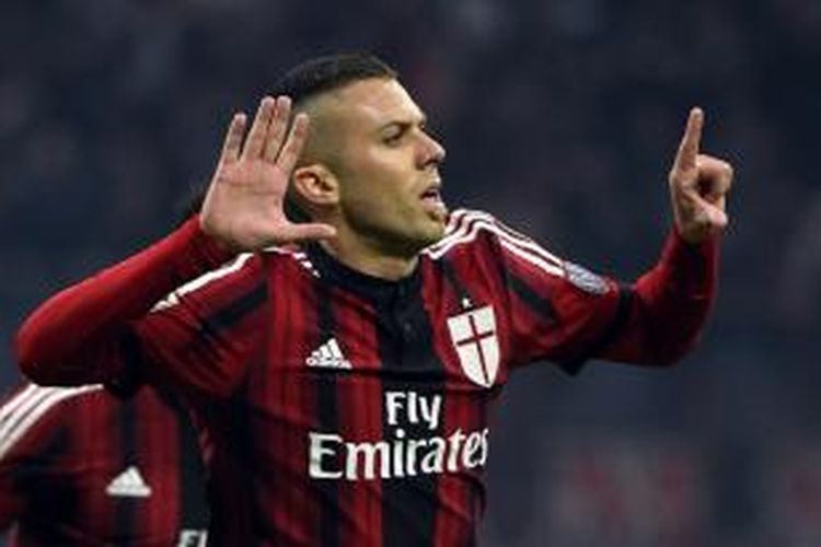 Penyerang AC Milan Jeremy Menez merayakan golnya ke gawang Inter Milan, pada laga Serie-A, di San Siro, Minggu (23/11/2014).