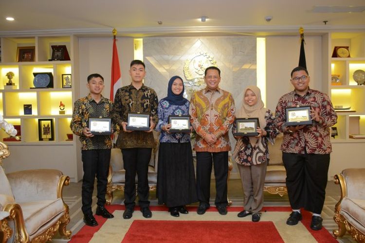 Ketua DPR RI Bambang Soesatyo menerima kunjungan lima orang peserta kegiatan program Parlemen Remaja (Parja) Terbaik 2018. 