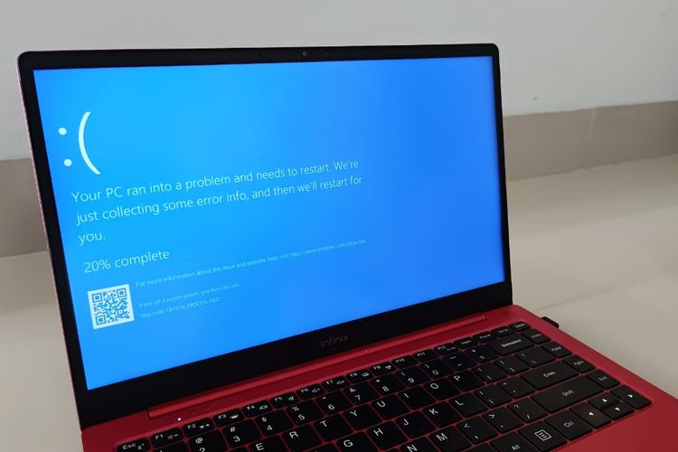 Ilustrasi blue screen di laptop Windows