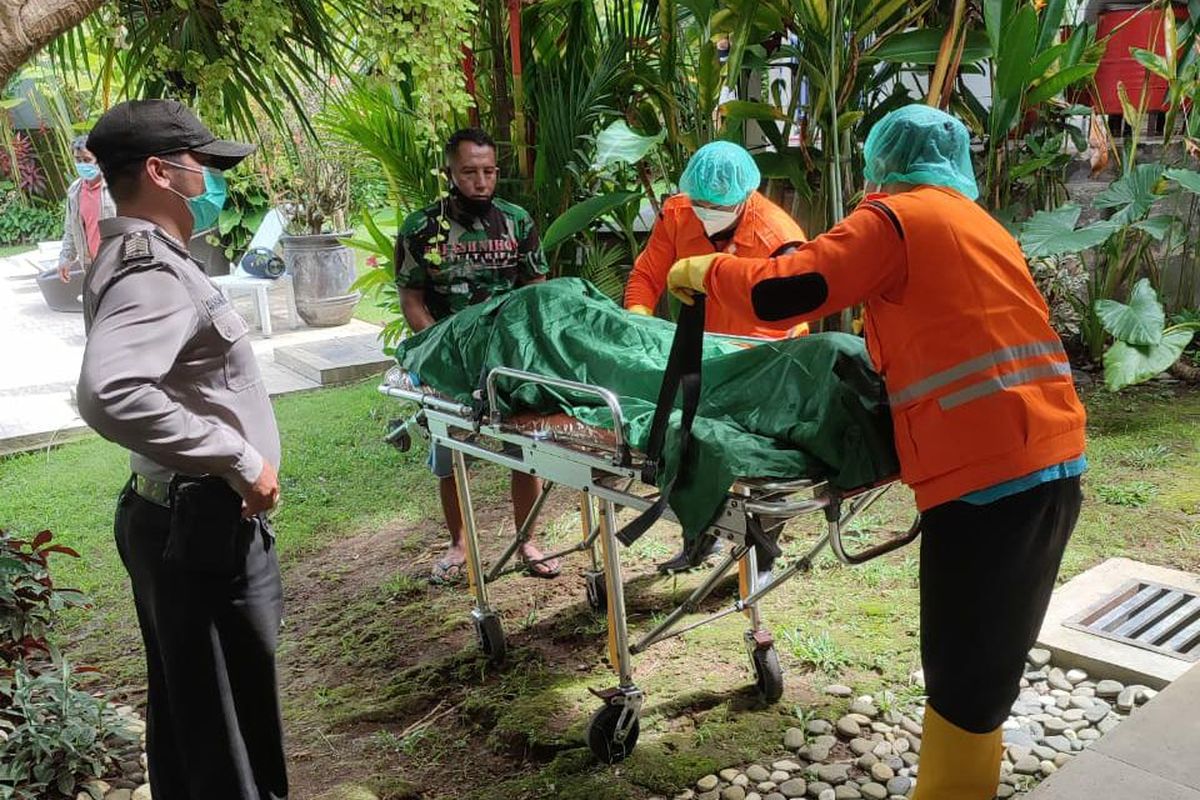 Proses evakuasi WN Rusia yang ditemukan meninggal di sebuah kamar vila di Bali.