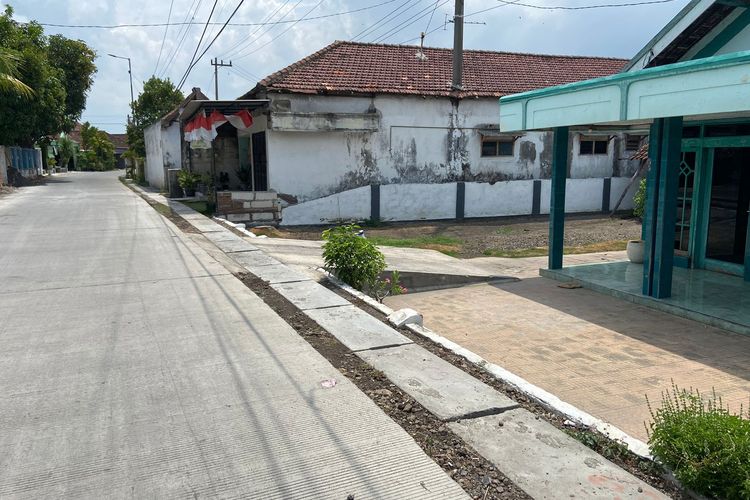 Saluran air yang berada di depan rumah Nanik menjadi solusi mengatasi banjir di Desa Banjarpanji, Tanggulangin.