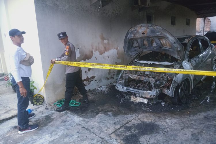 Sebuah mobil Honda HRV milik Rahmi Dwi Astuti, seorang hakim di Pengadilan Negeri Kota Madiun, Jawa Timur ludes terbakar, Minggu (7/4/2024). 